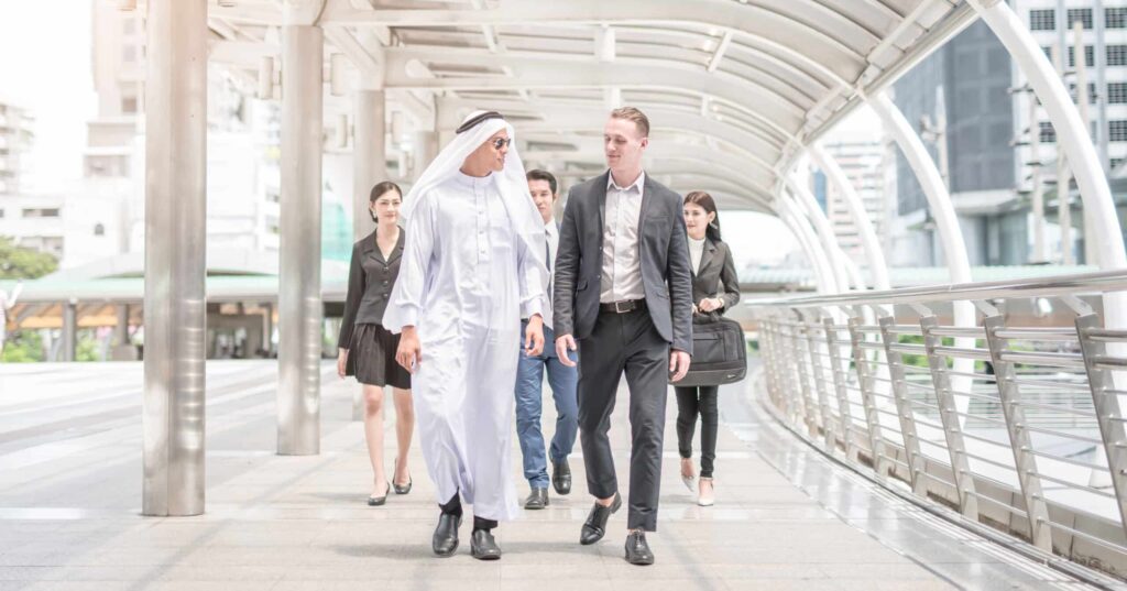 В Дубае официальным языком является арабский, и он обычно используется в деловой обстановке