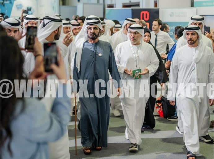 На WHX Dubai (бывшая Arab Health) устный медицинский перевод — критически важен. Он обеспечивает точность терминов, верность диагноза и плана лечения. Ошибка в одном термине искажает смысл и повышает риск. Поэтому переводчик владеет анатомией, фармакологией и клиническими протоколами. Он держит темп докладчиков и сохраняет нюансы в синхроне. В последовательном формате он структурирует мысль и исключает двусмысленности. Кроме того, он соблюдает конфиденциальность и профессиональную этику. В результате переговоры идут быстрее, а решения становятся точнее и безопаснее.